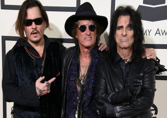 Hollywood Vampires выпустили лирическое видео для «Who Laughing Now» с нового альбома «Rise» Hollywood Vampires выпустили лирическое видео для «Who Laughing Now» с нового альбома «Rise»