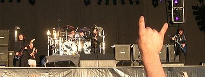 Black Sabbath, одна из групп-основоположниц хард-рока. br/ Видна «коза» — символ хеви-метала и хард-рока