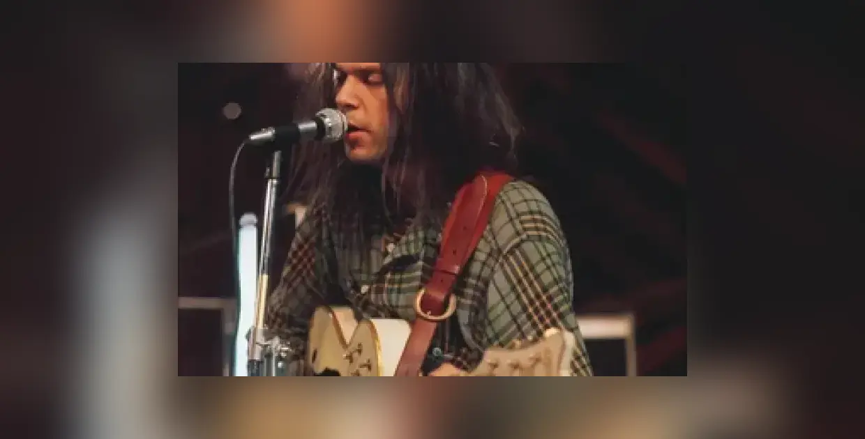 Neil Young demanda a comité de Trump por 10 millones