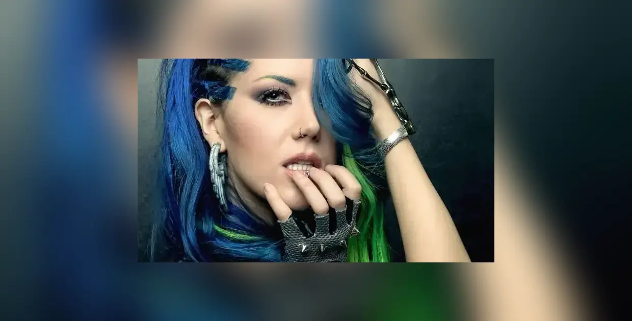 Алисса Уайт-Глаз представила сингл и дебютировала с Blue Medusa